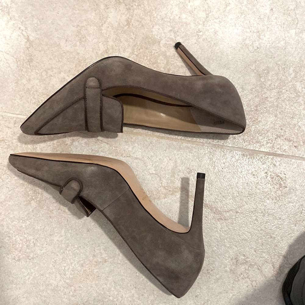Gray Suede Pumps by Ann Taylor, Size 8.5 Med. Heels 3.5 inches. Slightl… - Picture 5 of 7